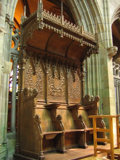 Ensemble de stalles dans la cathédrale Saint-Paul-Aurélien (contre les murs nord et sud du choeur)