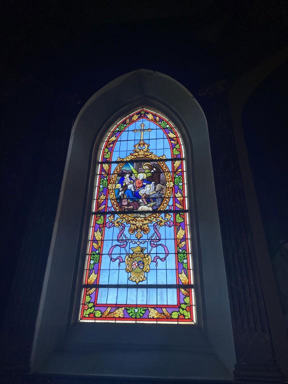 Verrières (7) (verrière à personnages, verrière décorative), église paroissiale Sainte-Croix (La Croix-Helléan)