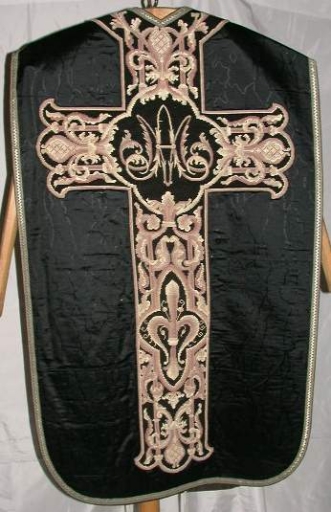 Ornement noir 2 : chasuble, bourse de corporal, étole, manipule, voile de calice