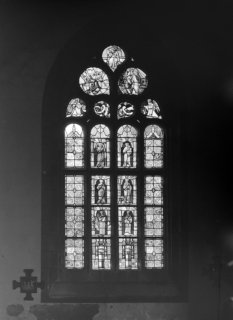 Verrière (2) : figures de l'ancien et du nouveau testament (baies 7, 8), verrière à personnages, église paroissiale Notre-Dame-de-Croas-Batz (Roscoff)