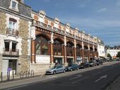 Édifice commercial dit établissements Petit-Fers, anciennement maison Jean Petit, puis Petit-Frères successeurs, 3, 5, 7 rue Alain Le Grand (Vannes)