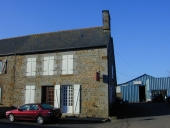 Maison, rue du Menhir (Cuguen)