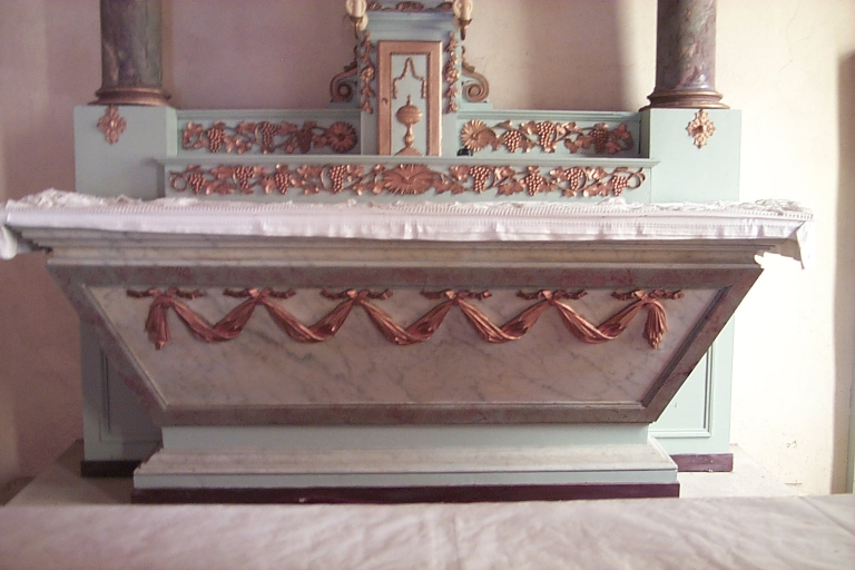 Ensemble du maître-autel : autel, 2 gradins d'autel, tabernacle, retable