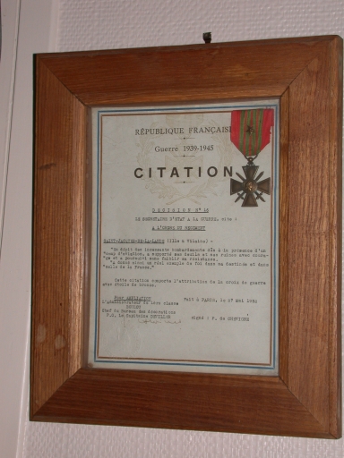 Décoration civile et militaire encadrée : croix de guerre