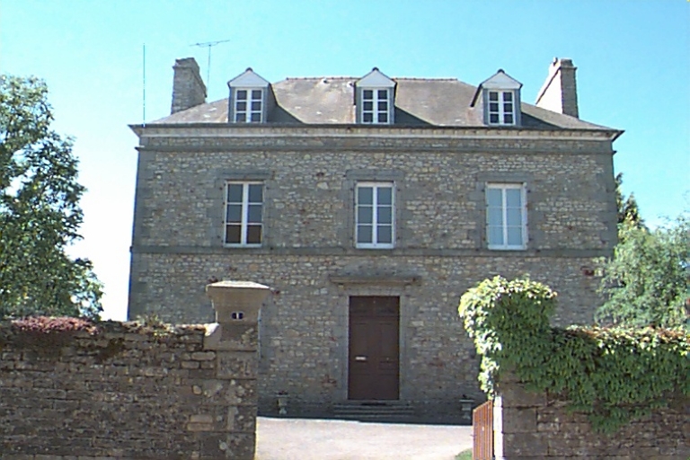 Presbytère, 1 rue de l'Ancien presbytère ; 1 rue Jean-Louis Guérin (Livré-sur-Changeon)