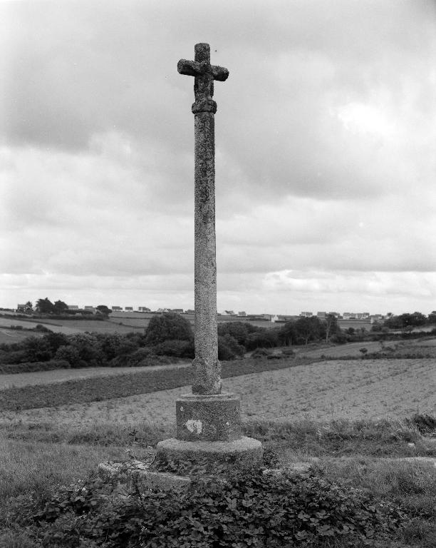Croix monumentale, au nord de Kernevez (Sibiril)