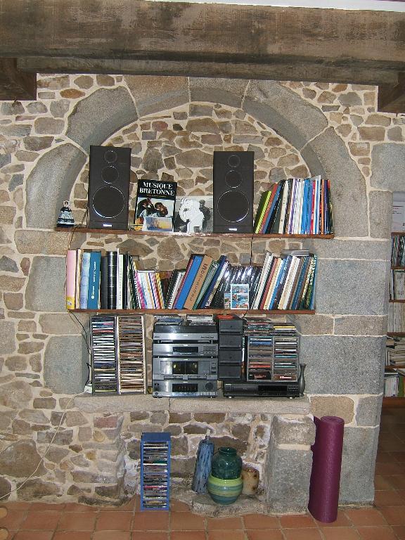Les aménagements intérieurs : vaisseliers et cheminées de La Chapelle-Chaussée