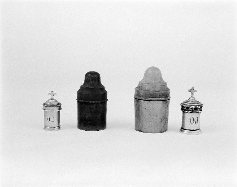 Ensemble de deux ampoule à huile des malades et leurs coffrets, église Saint-Pierre (Lanouée fusionnée en Forges de Lanouée en 2019)