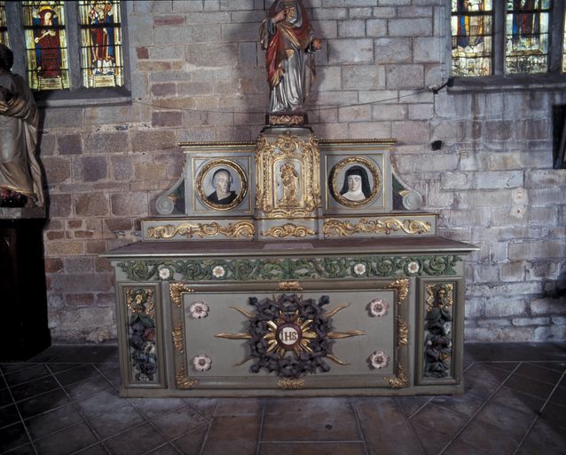 Ensemble de l'autel du Sacré-Cœur : autel, tabernacle, gradin d'autel, basilique Notre-Dame-du-Roncier (Josselin)