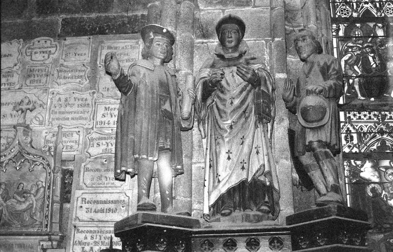 Groupe sculpté : saint Yves entre le riche et le pauvre (Minihy-Tréguier)