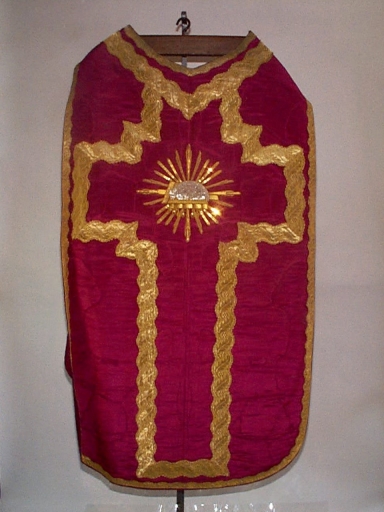 Ornement rouge 2 : chasuble, bourse de corporal, étole, manipule, voile de calice