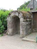 Fontaine de dévotion, le bourg (Le Roc-Saint-André fusionnée en Val d'Oust en 2016)