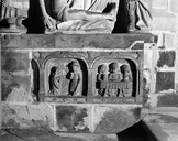 Haut-relief : Apparition à Madeleine, pèlerins d'Emmaüs, église paroissiale Saint-Ronan (Locronan)