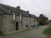 Alignement de maisons, le Vau Juhel (Saint-Pierre-de-Plesguen fusionnée en Mesnil-Roc'h en 2019)