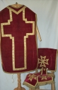 Ornement rouge : chasuble, étole, manipule, voile du calice