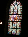 Verrières à personnages des baies 3 et 4 : Sainte Famille, Jésus bénissant les enfants et verrière décoratives des baies 1, 2, 5, 6, 00