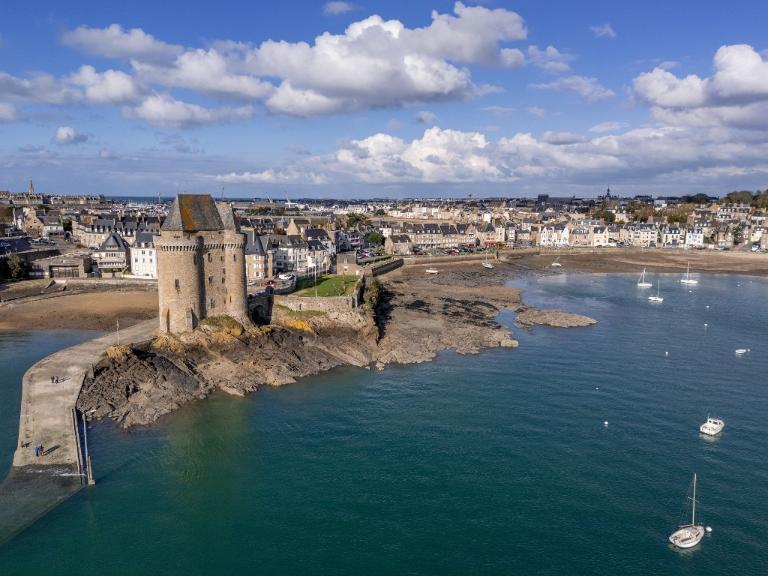 Vue aérienne oblique depuis le sud. En arrière-plan, Saint-Servan
