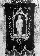Bannière (anciennement numéro 2) : saint Corentin, saint Guénolé, église paroissiale Saint-Collodan, Saint-Guénolé (île de Sein)