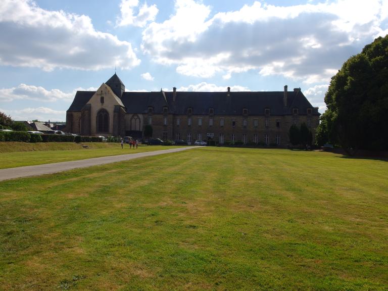 Abbaye de chanoines réguliers de Saint Augustin, actuellement église paroissiale Notre Dame, presbytère et mairie (Paimpont)