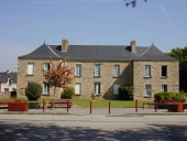 Ancien presbytère, 2 à 6 impasse de la Tourelle ; place Nominoë (Bains-sur-Oust)