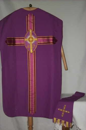 Ornement violet : chasuble, étole