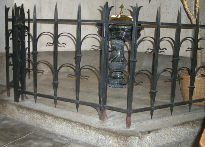 Clôture des fonts baptismaux