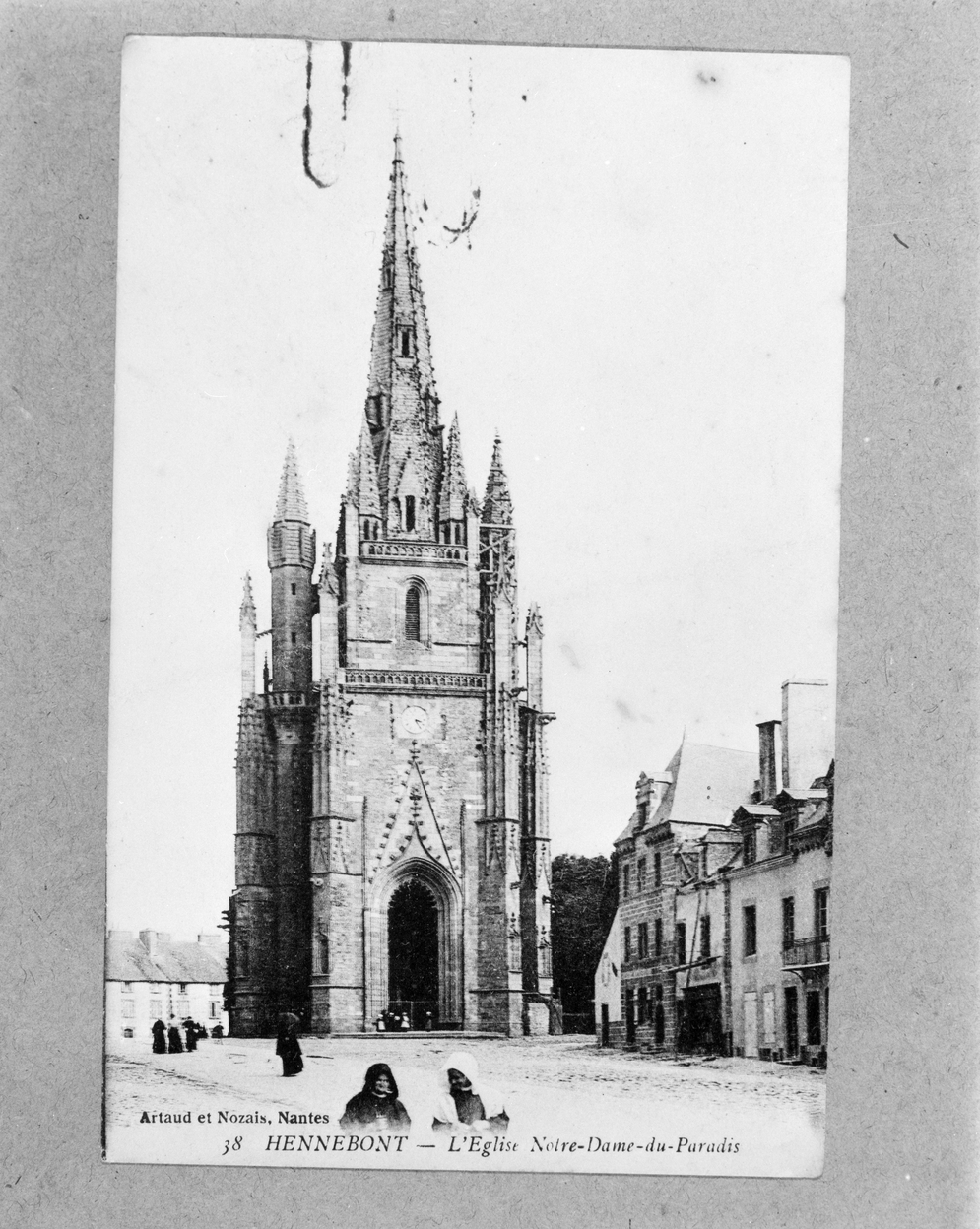 Basilique Notre-Dame-de-Paradis et ses abords, place Maréchal Foch (Hennebont)