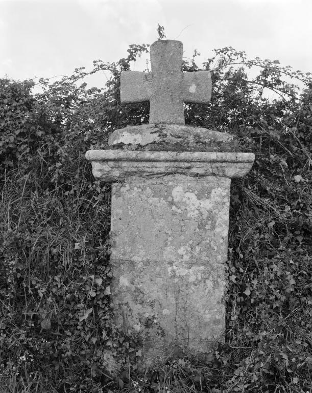 Croix de chemin dite croix de Kergoual, R.D. 183 (Theix fusionnée en Theix-Noyalo en 2016)
