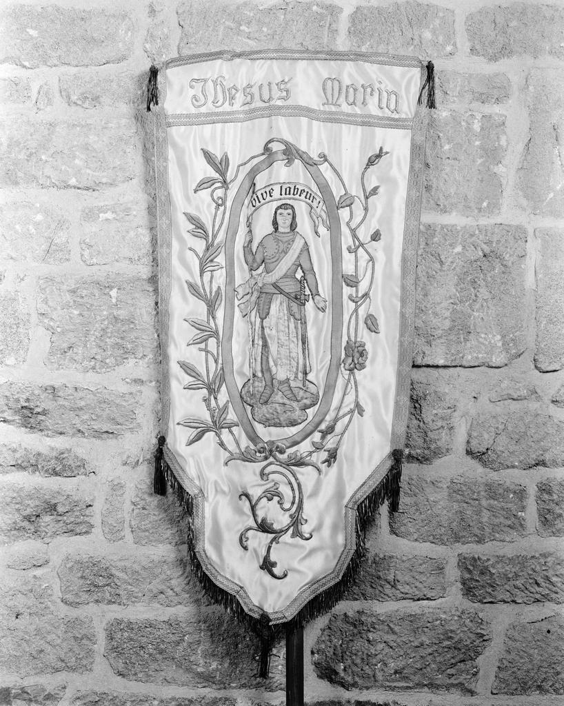 Bannière de procession : sainte Jeanne d'Arc, chapelle Notre-Dame-de-Vérité (Caudan)
