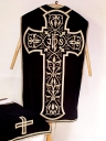 Ornement noir : chasuble, voile du calice