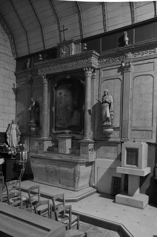 Ensemble de l'autel du Rosaire : autel, retable, tabernacle, 2 gradins d'autel, degré d'autel, église paroissiale Saint-Samson (La Fontenelle fusionnée en Val-Couesnon en 2019)