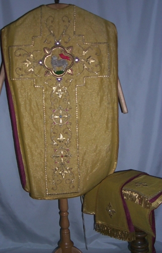 Ornement doré 3 : chasuble, étole, manipule, voile de calice