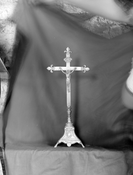 Croix d'autel, chapelle de la Madeleine (Cléguérec)