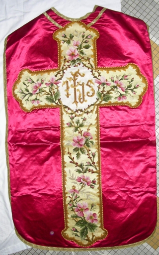 Ornement rouge 4 : chasuble, voile de calice, étole et bourse de corporal