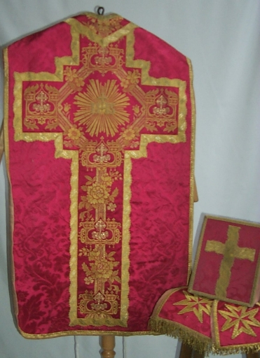Ornement rouge 1 : chasuble, bourse du corporal, étole, manipule