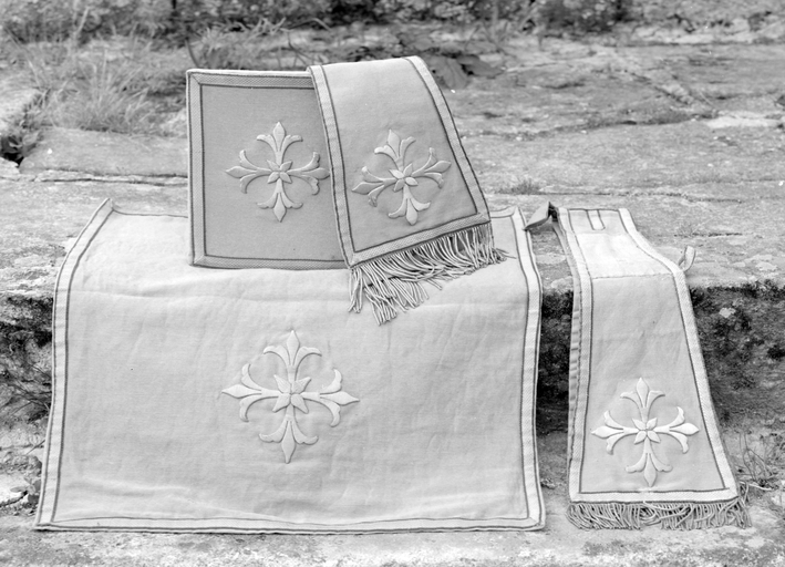 Chape, chasubles (3), étoles (2), manipules (4), draps mortuaires (2), voile de calice, église paroissiale Saint-Aubin (Brandivy)