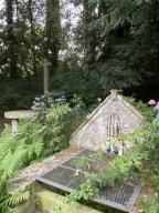 Fontaine de dévotion Notre-Dame des fleurs et croix monumentale (Lanouée fusionnée en Forges de Lanouée en 2019)