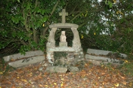 Croix de chemin et fontaine, la Roche (Guenroc)