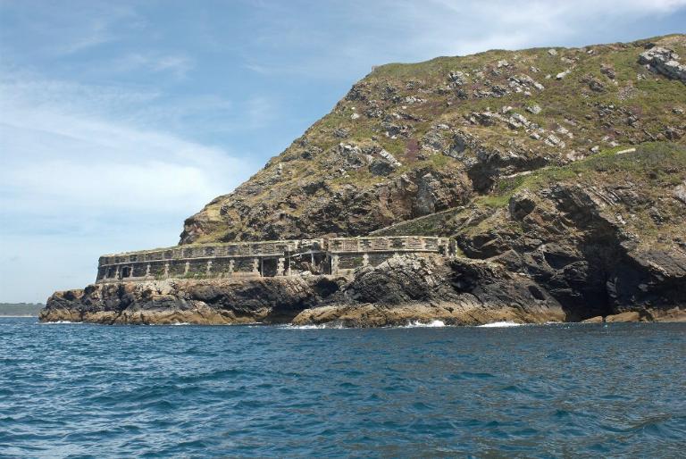 Vue générale depuis la mer (état en 2009). Au centre, la brèche ouest