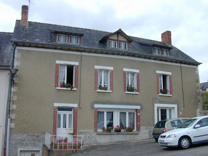 Maison à boutique, 2 rue de la Hirondelles (Montreuil-le-Gast)
