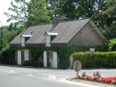 Alignement de maisons, rue du Roi Arthur (Paimpont)