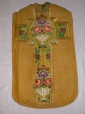 Ornement doré 1 : chasuble, étole, voile de calice, manipule, bourse de corporal