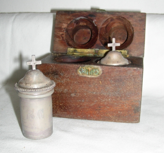 Ampoule à saint chrême, ampoule aux saintes huiles et leur boîte
