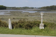 Stèle christianisée dit stèle de Prostlon et croix de chemin, Pen Pont (Locoal-Mendon)