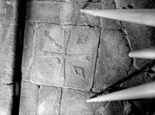 Pavement (3), croix funéraire (?), chapelle Sainte-Anne (Bulat-Pestivien)