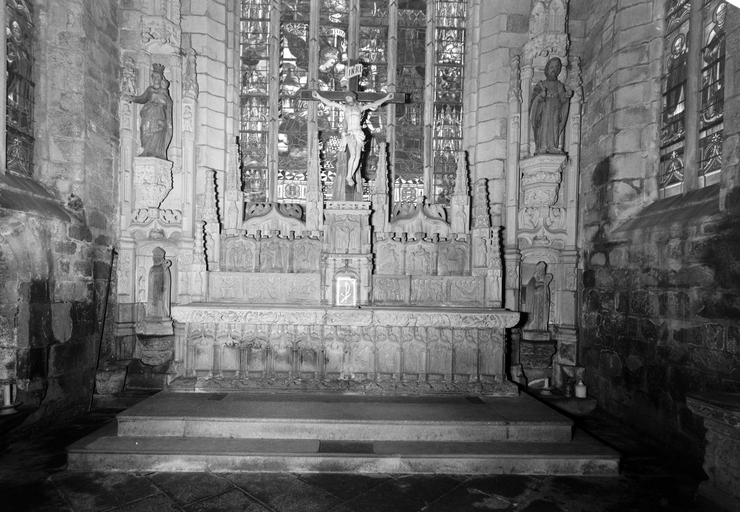 Autel, retable (maître-autel, retable architecturé à niche), style néo-gothique, église paroissiale Notre-Dame (Bulat-Pestivien)