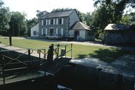 Canal de Nantes à Brest, maison éclusière n° 28 de la Ville aux Fruglins (Le Roc-Saint-André fusionnée en Val d'Oust en 2016)
