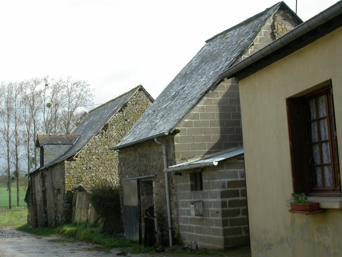 Alignement de maisons, le Mesnil (Chancé fusionnée en Piré-Chancé en 2019)