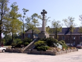 Croix monumentale, place Nominoë (Bains-sur-Oust)