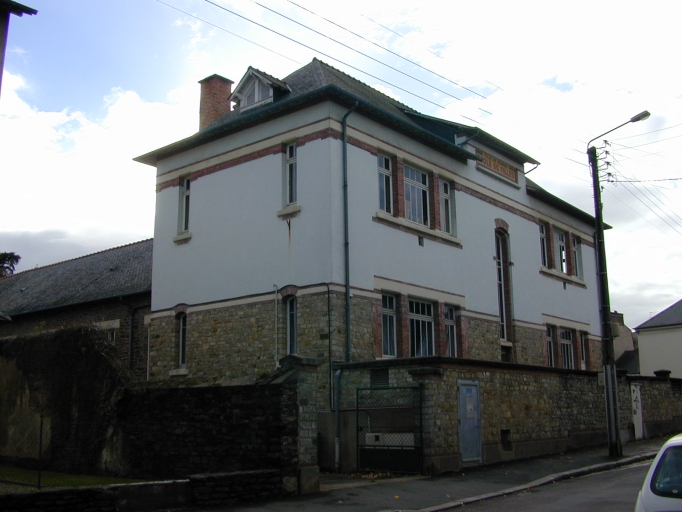 Ancien manoir, dit de Villeneuve ou du Bourgneuf, puis école primaire, actuellement groupe scolaire Villeneuve, 38 rue Ginguené (Rennes)